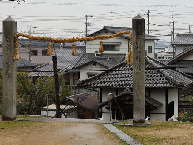 標柱の向こうが釈迦堂。_大歳神社