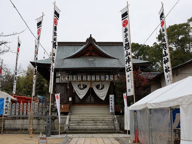 再建された拝殿。_旭山神社