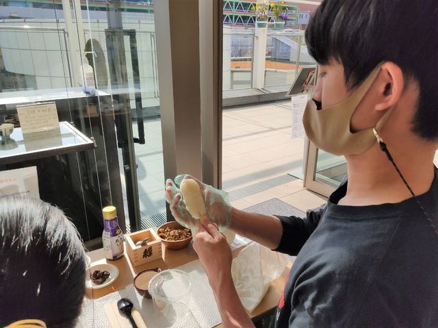 木の板にご飯をつけます_地域体験colふる