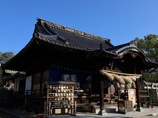 酒樽が積まれた拝殿。_御建神社