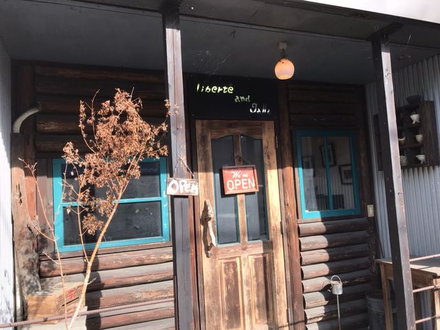 お店の前
_リベルテ & ギャラ