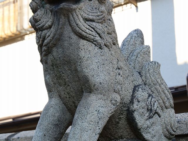 東側の入り口にいる狛犬。_小烏神社