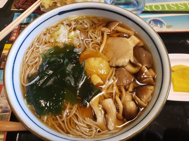 蕎麦の風味が豊かでかなりの量のきのこが入りきのこの歯ごたえが美味しかった。_やぐら亭