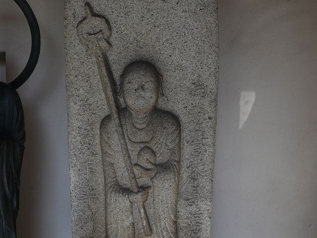 塀の外側にあった石仏。_法巖寺の大クス