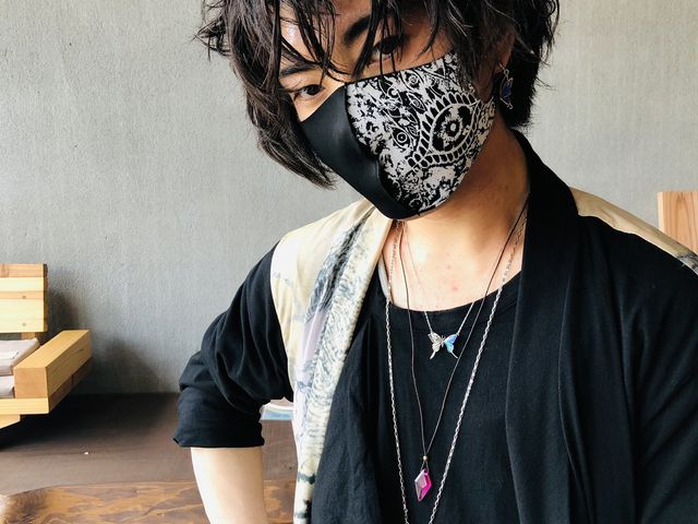参加した友人と作った赤いペンダントを写真に。_OWNP Jewelry shop & cafe