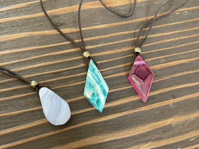 3人のペンダント。それぞれ違った石を違ったように研磨して個性が出ています_OWNP Jewelry shop & cafe