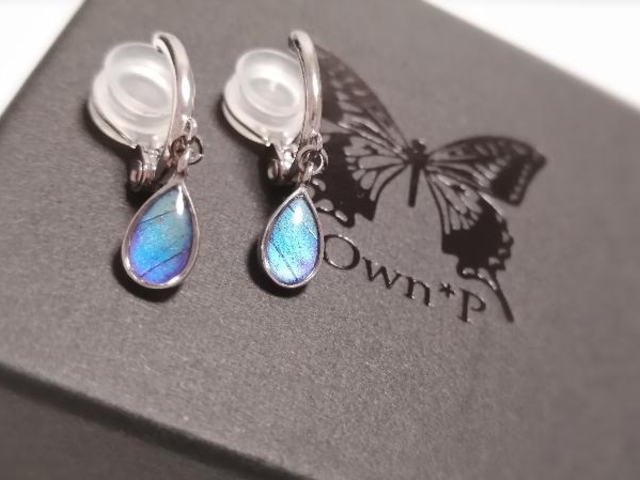 ここではモルフォ蝶などの翅で作ったアクセサリーも購入できます!好みのブルーにきっと巡り会える筈!_OWNP Jewelry shop & cafe