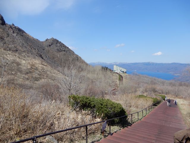 ロープウェイの駅から、10分ほど階段を登っていきます。_有珠山火口原展望台