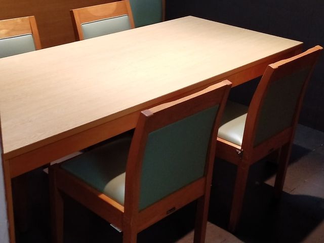 テーブル席_すし屋の佳賢