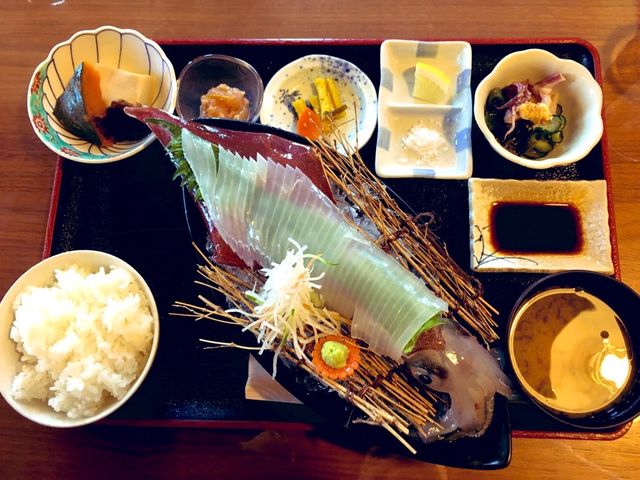 活きイカ定食。イカの大きさにより値段が前後します。_海の幸本舗ますだ
