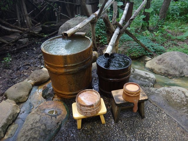 この注ぎ口の周りにアシナガバチがたくさん飛んでいました。_縄文天然温泉尖石の湯