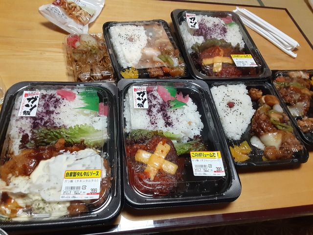 こちら2020年のものです。wハンバーグ弁当、油林鶏♪399円焼きそば♪酢豚、茄子♪でございます。_250円弁当 元気や 烏丸通鞍馬口店