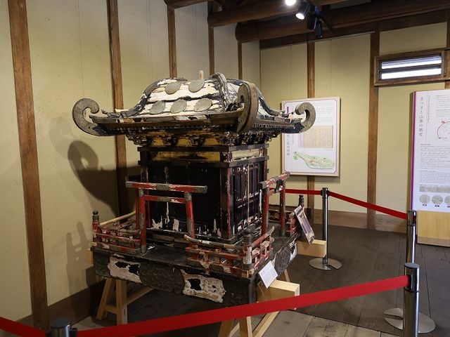 土蔵に展示されている神輿。_関の山車会館