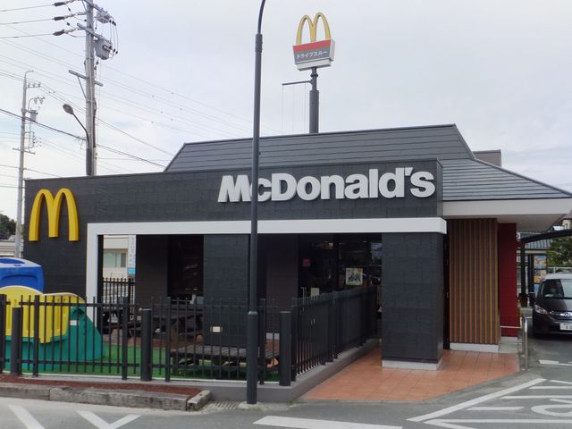 今度の外壁は黒基調デザイン_マクドナルド湖西店