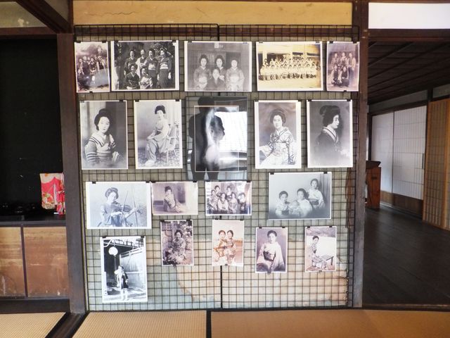 芸者さんたちの写真:最盛期には12〜13人を抱えていたという。_小松楼まちづくり交流館