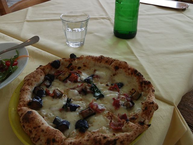 薪窯で焼かれたピザ_Pizzeria Trattoria Napule 東京ミッドタウン店