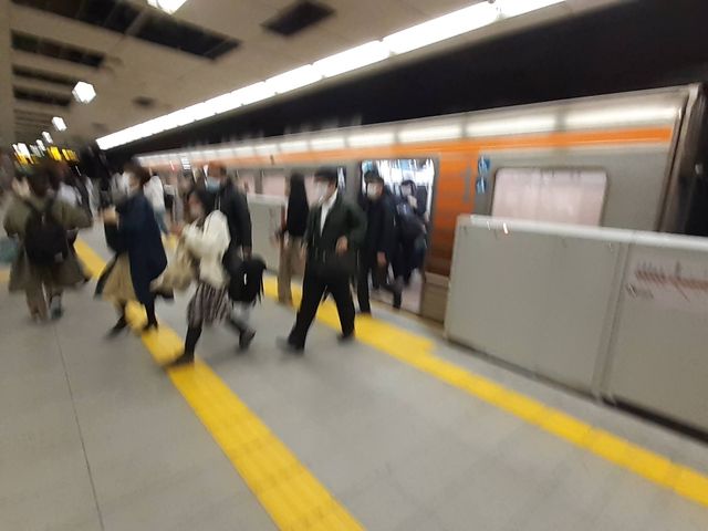 朝はごった返してます_大阪市営地下鉄 堺筋本町駅(堺筋線・中央線)
