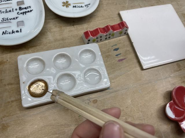 金色を筆に含ませます_手仕事屋 久家