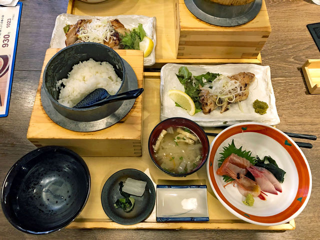 鶏の塩麹焼きとお刺身定食_五穀 溝ノ口店