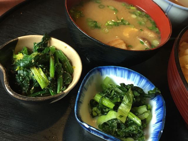 定食の味噌汁と小鉢_味納