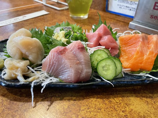刺身盛り合わせ。このほかカキが別盛り。_家庭料理の店 伽羅
