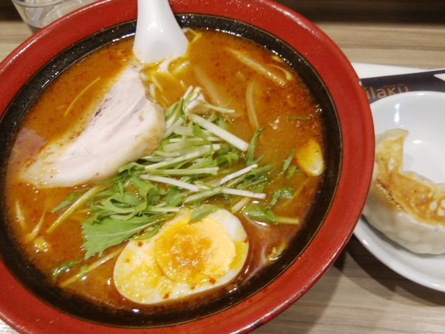 「辛味噌ラーメン」とジャンボ餃子です。合わせて1,000円とは、少しお得感があります。_開楽 本店