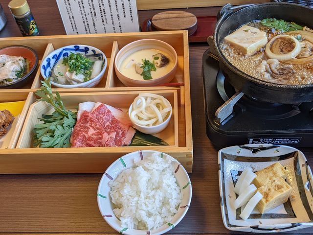 すき焼き御膳です。_松籟亭