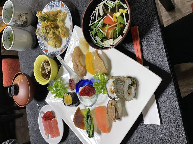 カラフルで楽しい_弥助寿司 本庄町店