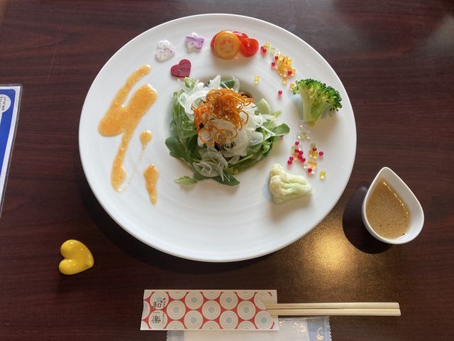 まずはサラダにビックリ!
さらにデザートもついてきます。_温泉邸湯〜庵