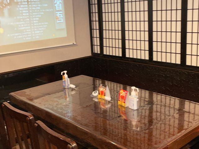 店内はプロジェクターと暖炉がありました。_匠寿庵龍馬亭