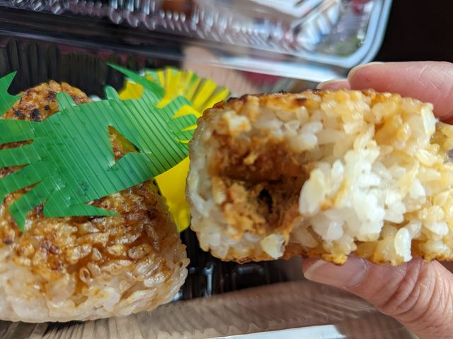 中にお味噌が入っています♪_北総焼おにぎり本舗