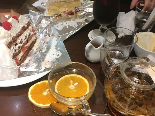 手前)春摘みオレンジベルガモットとベリーのケーキ
奥)アイスコーヒーとチェリーのケーキ_ハーブス HARBS 丸ビル店