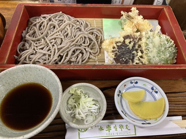そばは十割りなのか太くてもちもちでした
天ぷらは最高でした _天童 手打水車生そば