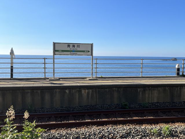 駅の向こうは日本海_JR青海川駅