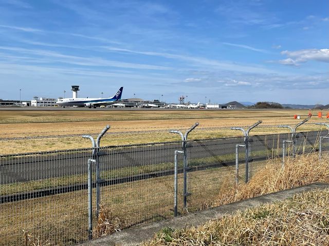 離陸する飛行機とともに。_高松空港