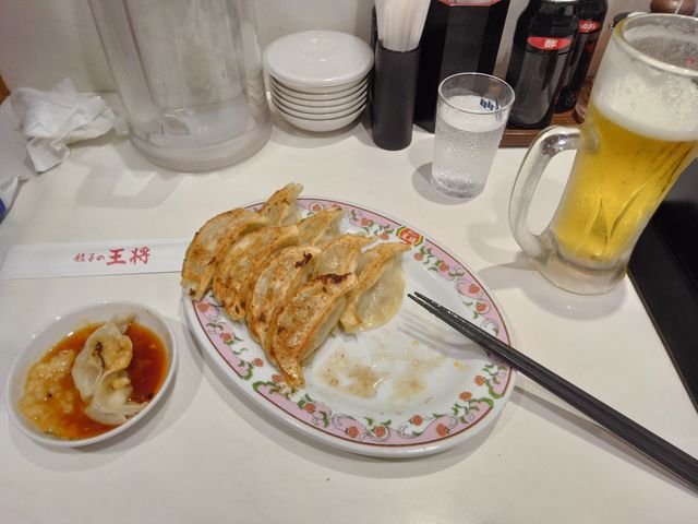 自分で作る「にんにく激増し餃子」。ビールと頂くと最高です。_餃子の王将 御徒町駅南口店