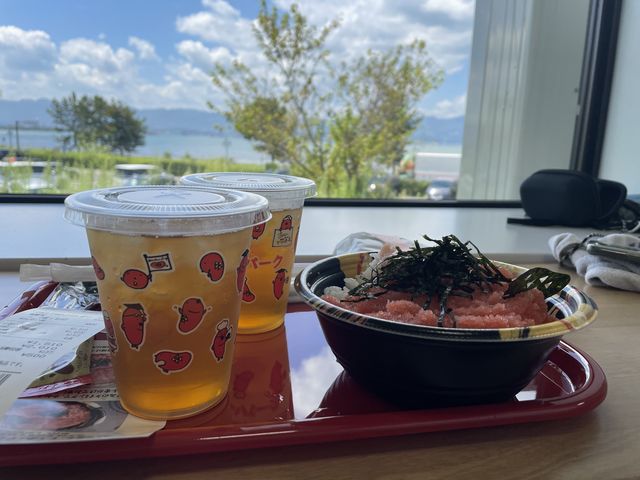 びわ湖をバックに。こちらは1階の窓際です。_かねふく めんたいパークびわ湖