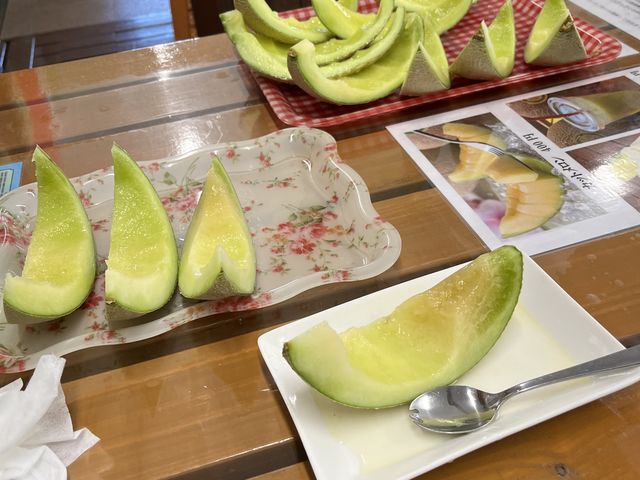 奥は2皿めで中と手前が3皿め。カットメロンの右半分が熟し過ぎで不味かった。2カット食べましたが。_日研農園