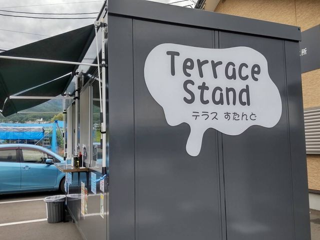 テラススタンド、としてソフトクリームや揚げ物などの軽食が食べられます。_みのわテラス