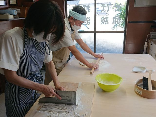 失敗した生地を切る練習させてもらい、奥で店主さんがやり直してくれました。_山形手打ちそば かざえもん