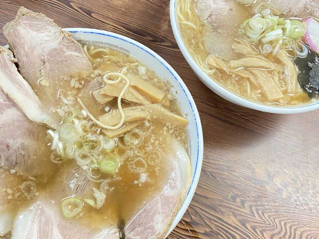 ラーメン大盛りかなりの量です。
チャーシューも食べ応えがあります。_チーナン食堂