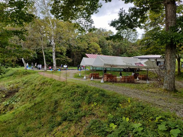 焼いてもらってテントで焼き立てを頂けます。_奥中山高原つりぼり