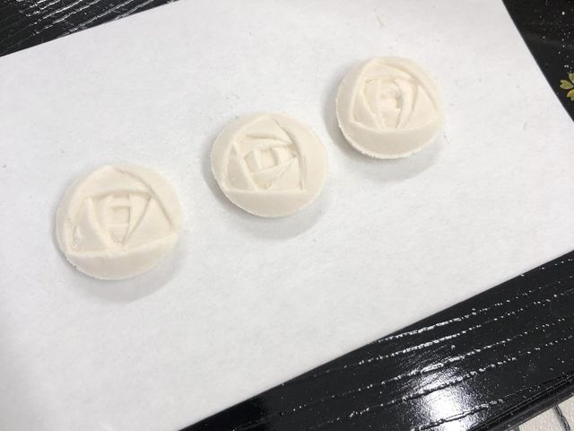 薔薇の形の干菓子3個のみ。型は色々ありました。すぐに決めたので余計に早かったです。_日本文化体験 庵an東京
