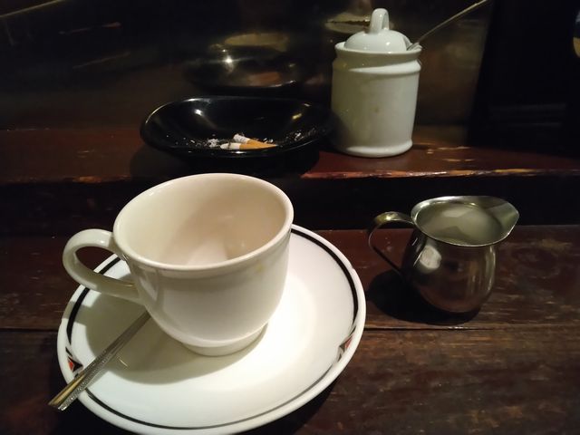 コーヒーにはやっぱり煙草ですね。_神田伯刺西爾