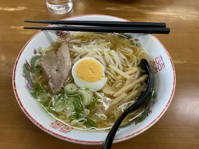 松月系の牛骨ラーメン_香味徳
