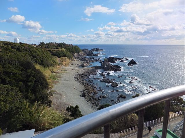 展望台に出て最初に見る景色:潮岬タワー方面_潮岬灯台