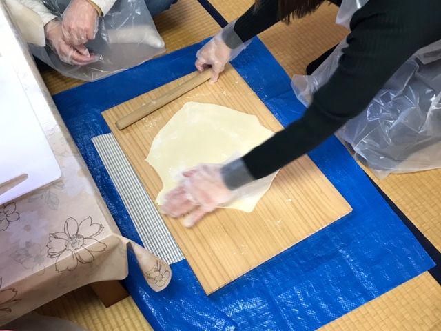 なかなか上手にのばせないけど楽しい_体験食館侍SAMURAI