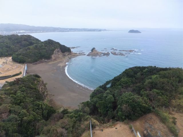 客室からは小目津浜や、みなべ湾に浮かぶ鹿島が望める。_グランドメルキュール和歌山みなべリゾート&スパ
