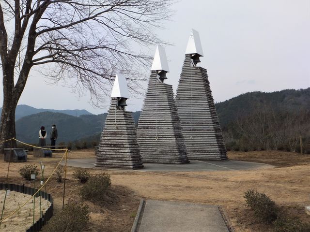 結構大きなモニュメントです。_「命のビザ」モニュメント