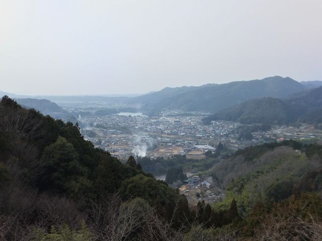モニュメントの傍の展望所から八百津町の市街地が見渡せます。_「命のビザ」モニュメント